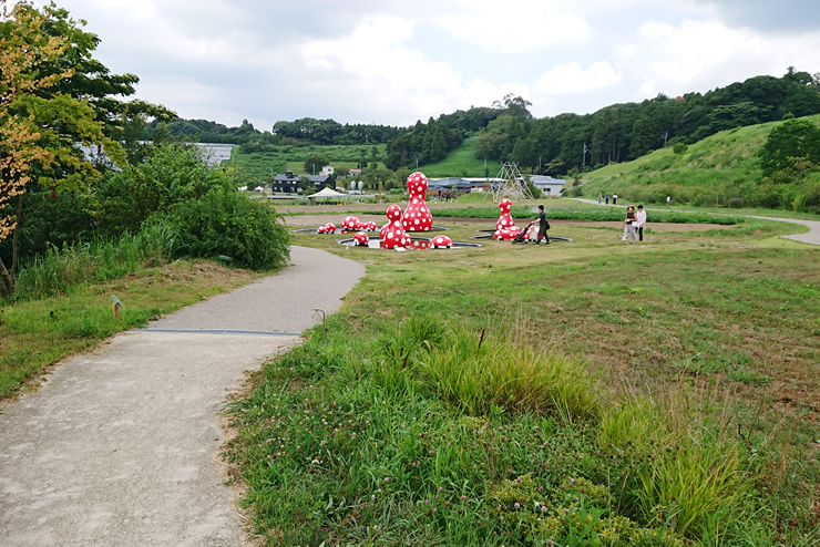 新たなる空間への道標 草間彌生 作